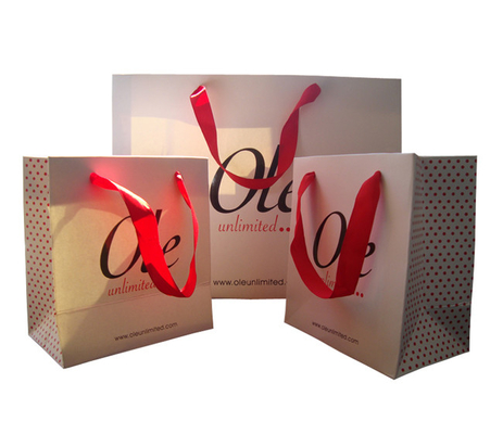 ซื้อ ถุงของขวัญกระดาษสีขาวพิมพ์แบบกำหนดเองขายส่งจุดจับริบบิ้นโลโก้ UV online manufacture