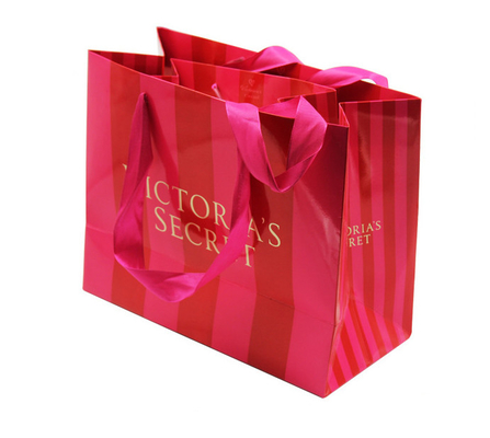ซื้อ บรรจุภัณฑ์ถุงของขวัญกระดาษบูติกแบบกำหนดเองพร้อมซัพพลายเออร์โลโก้ปั๊มฟอยล์สีทอง online manufacture